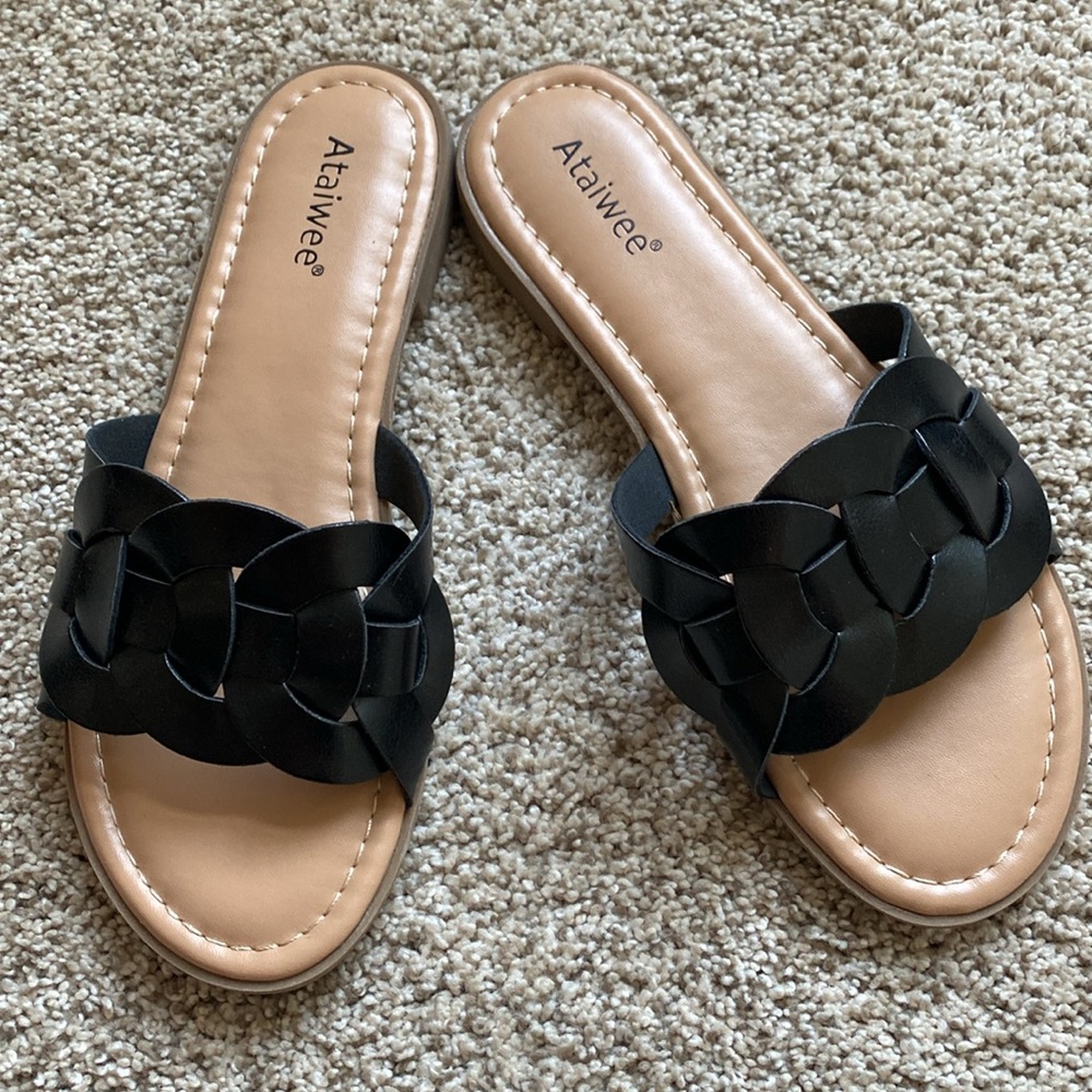 Woman’s black casual sandals